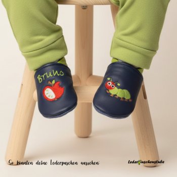 Lederpuschen mit Namen und Stickerei Apfel & Raupe an Babyfüßen